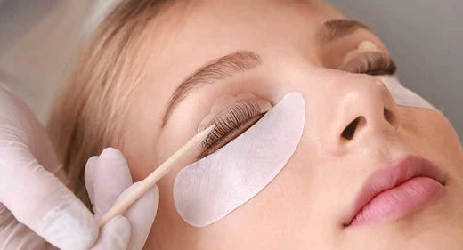 Luxe Lashlift Set: applying silicone eye pads correctly